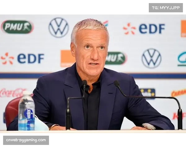 镜头捕捉：看台上法国国家队主帅德尚考察摩纳哥中场